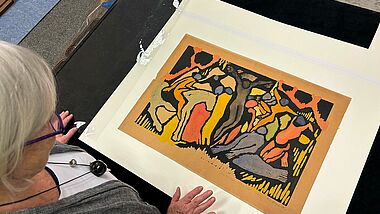 Heidi Busse zeigt ihr Lieblingsblatt im Archiv: „Große Kreuzigung“ aus dem Jahr 1913 von Wilhelm Morgner.