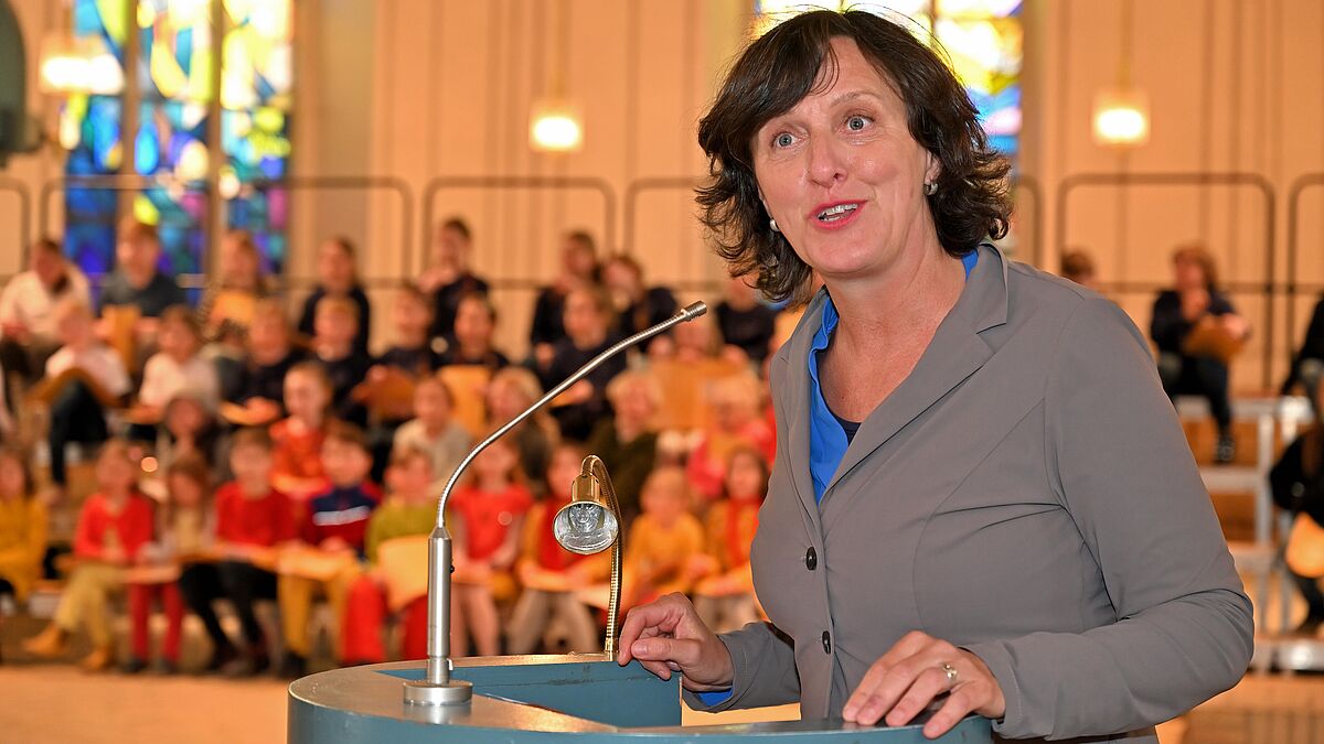 Aufführung der Kinderkantate "Nur Mut _ Georg und der Drache" beim Kinderchortag 2022, Landeskantorin Christiane Hrasky (Archivfoto)