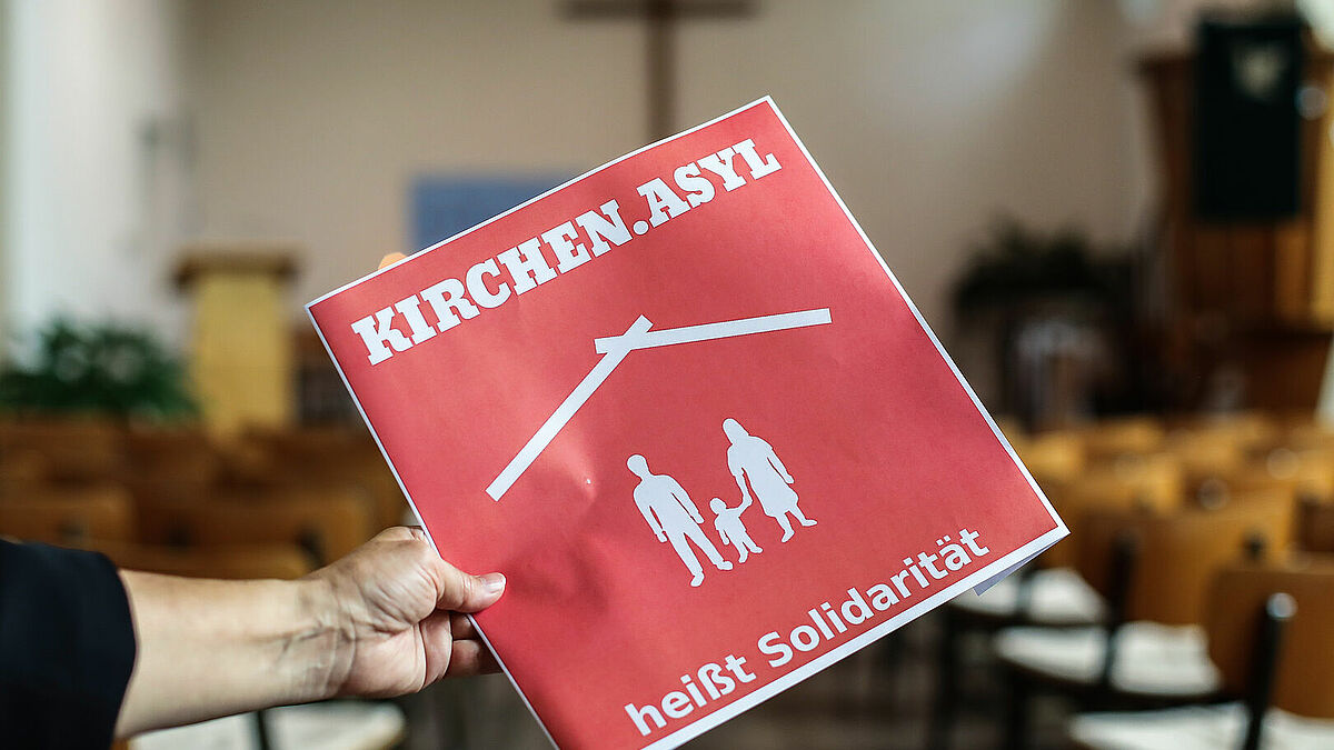 "Kichenasyl heißt Solidarität": Seit 40 Jahren geben kirchliche Gemeinden Geflüchteten Schutz, um sie bis zur erneuten Prüfung ihres Verfahrens vor Gewalt und Verfolgung zu bewahren. 