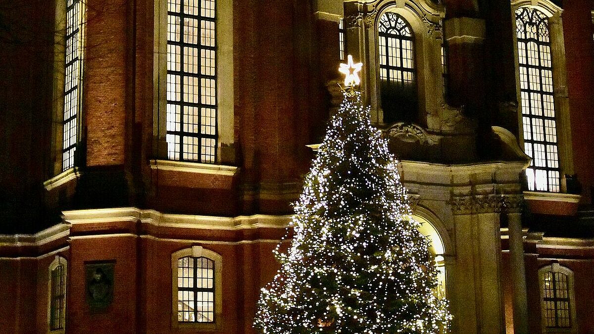 Am Michel soll in der Adventszeit freitags draußen auf dem Kirchplatz gesungen werden.