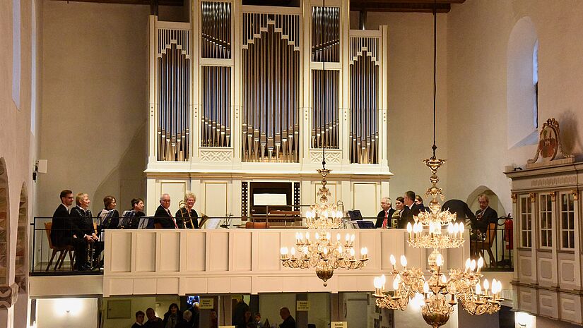 Bild der neuen Kirche in hellem Holz, davor der Altar