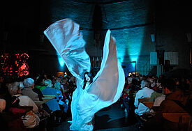 "Getanztes Licht" präsentierte die koreanische Künstlerin Namoo Kim bei der Nacht der Kirchen in Hamburg 2012 (C) Winfried Hardt, NDKH