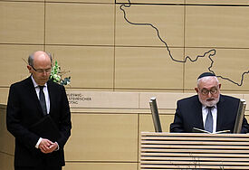 Der Landesrabbiner der Jüdischen Gemeinschaft Schleswig-Holstein, Dov-Levy Barsilay, und der Bischof im Sprengel Schleswig und Holstein, Gothart Magaard, sprachen Gebete und Worte zum Gedenken. 