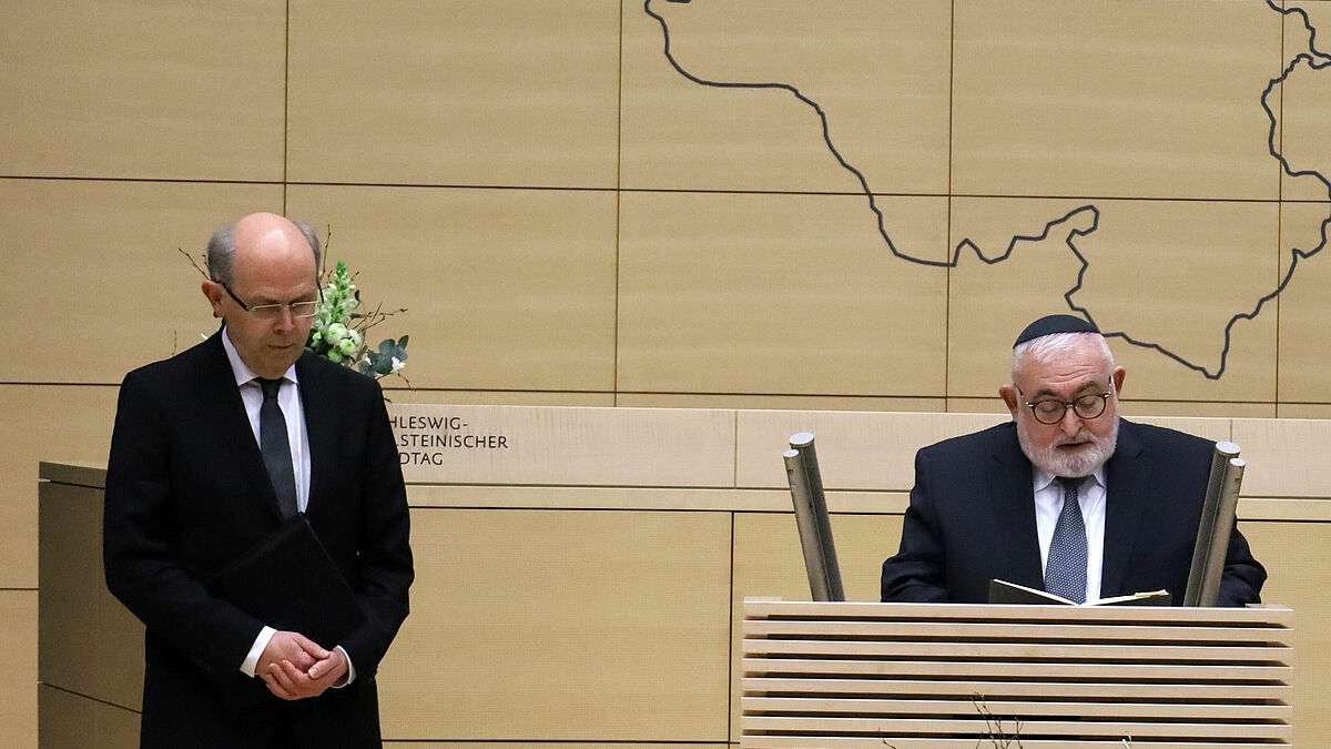 Der Landesrabbiner der Jüdischen Gemeinschaft Schleswig-Holstein, Dov-Levy Barsilay, und der Bischof im Sprengel Schleswig und Holstein, Gothart Magaard, sprachen Gebete und Worte zum Gedenken. 