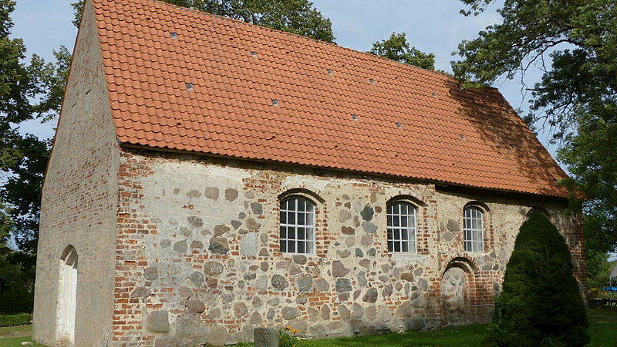 Die Dorfkirche in Wolkwitz - 1920 wurde die Madonna hier in einem Schrein unter dem Altar aufgefunden.