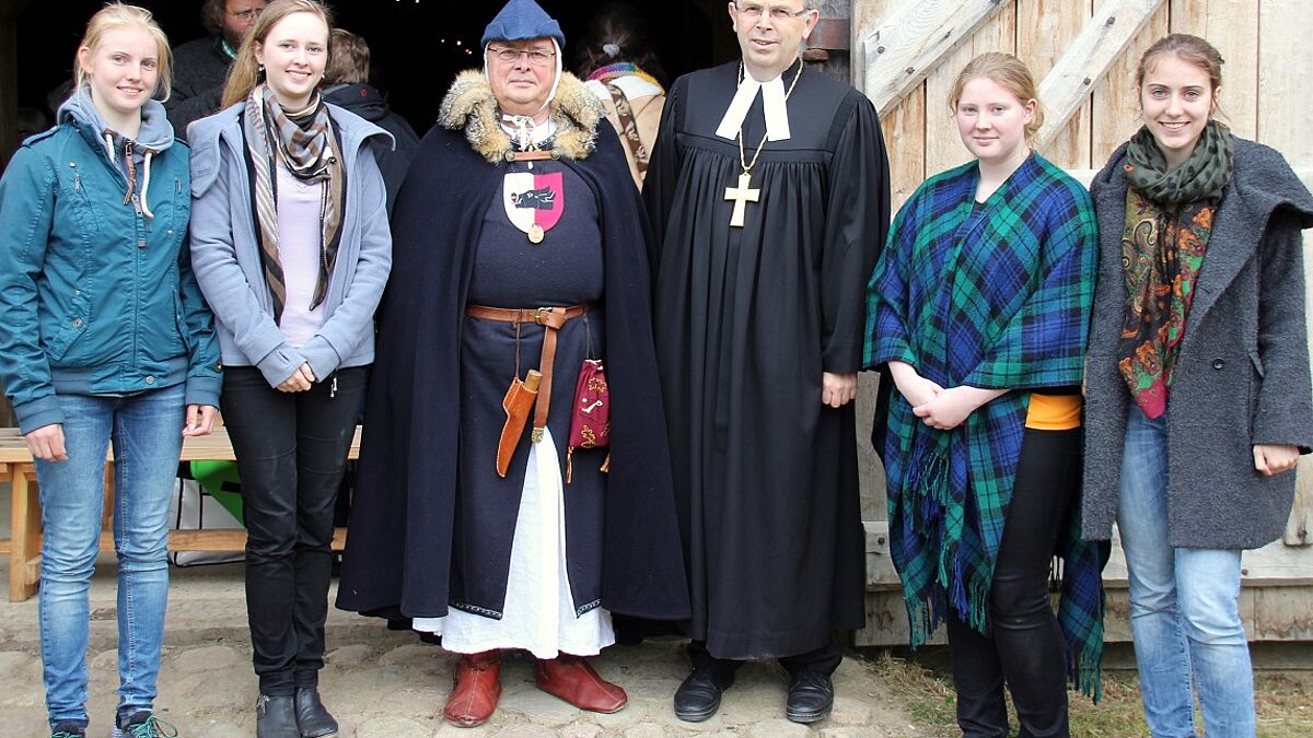 Bischof Gothart Magaard gemeinsam mit Burggraf Eberhard von Bodendiek (im realen Leben Hartmut Eller, Vorsitzender des Fördervereins) und Jugendlichen aus der Kirchengemeinde Lütjenburg