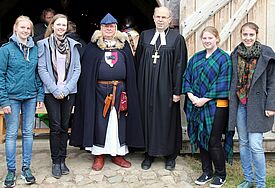 Bischof Gothart Magaard gemeinsam mit Burggraf Eberhard von Bodendiek (im realen Leben Hartmut Eller, Vorsitzender des Fördervereins) und Jugendlichen aus der Kirchengemeinde Lütjenburg