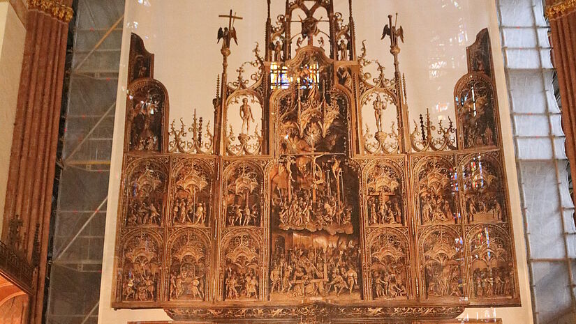 Während der Sanierung wurde der Altar verhüllt.