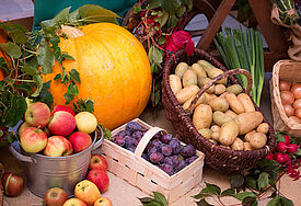 Traditionell werden die Altäre im Herbst zum Abschluss der Ernte mit Feldfrüchten festlich geschmückt. 
