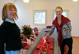 Sylke Demmer (links) und Heidi Koniczek bereiten den Weihnachtsabend des Frauenwerks im Kirchenkreis Lübeck-Lauenburg vor. 