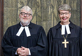 Tilman Baier und Landesbischöfin Kristina Kühnbaum-Schmidt bei der Verabschiedung des langjährigen Chefredakteures der Mecklenburgischen und Pommerschen Kirchenzeitung im Schweriner Dom. 