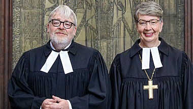 Tilman Baier und Landesbischöfin Kristina Kühnbaum-Schmidt bei der Verabschiedung des langjährigen Chefredakteures der Mecklenburgischen und Pommerschen Kirchenzeitung im Schweriner Dom. 