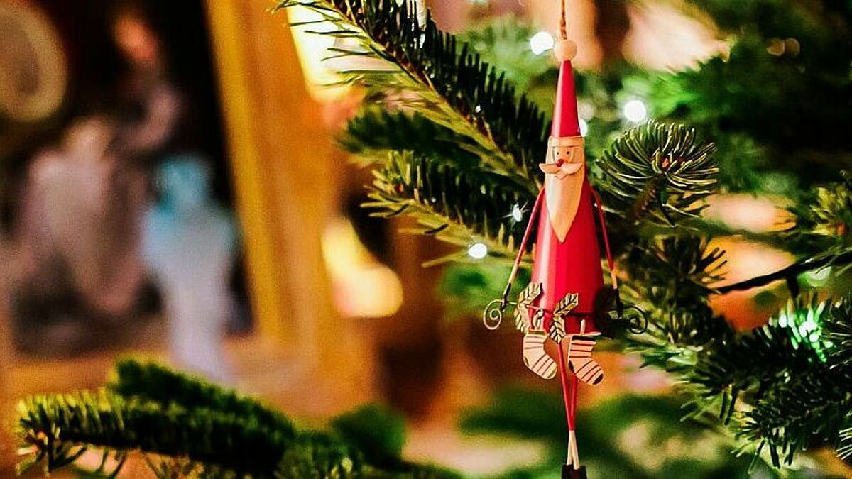 Der Heilige Nikolaus hält nicht nur als Deko-Artikel Einzug in unsere Häuser: Noch immer wird er als Überbringer von Geschenken gefeiert. Auch wenn er damit dem Christkind Konkurrenz macht. 