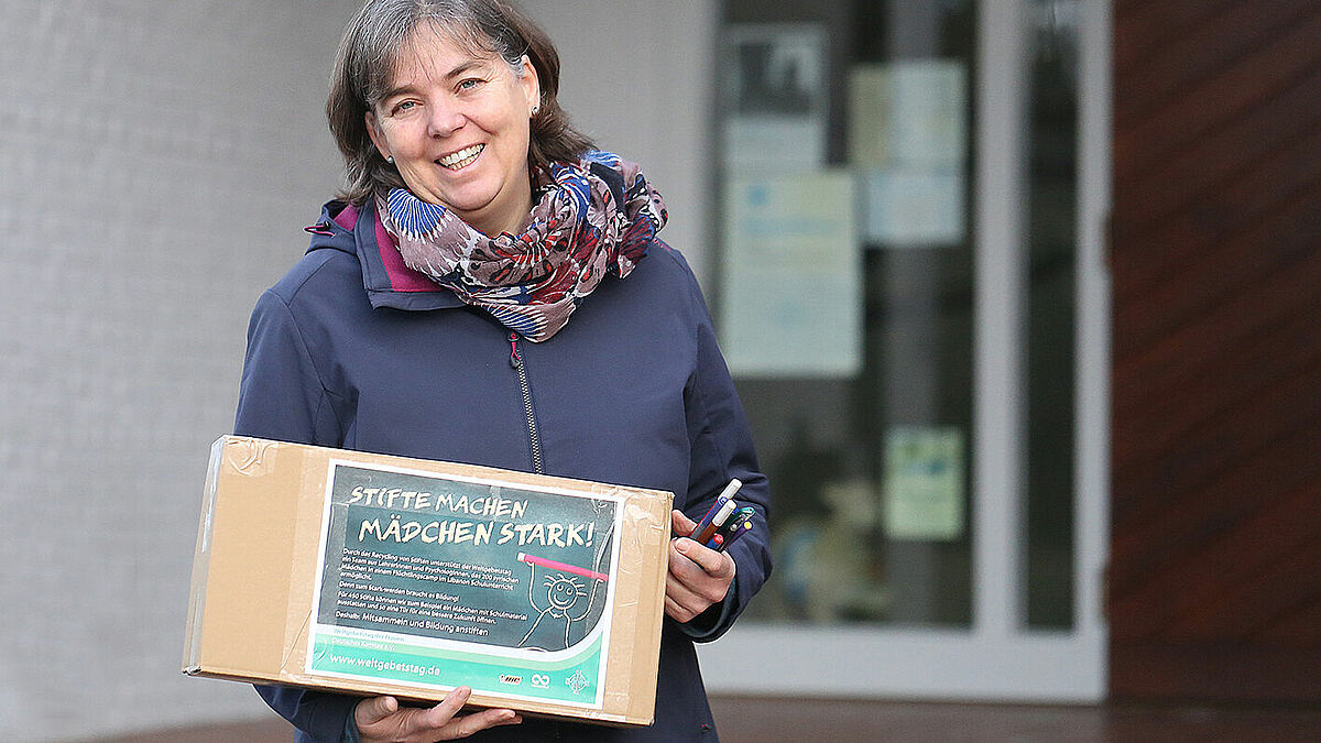 Britta Jordan von der Evangelischen Frauenarbeit in Nordfriesland mit der Stiftesammelbox.