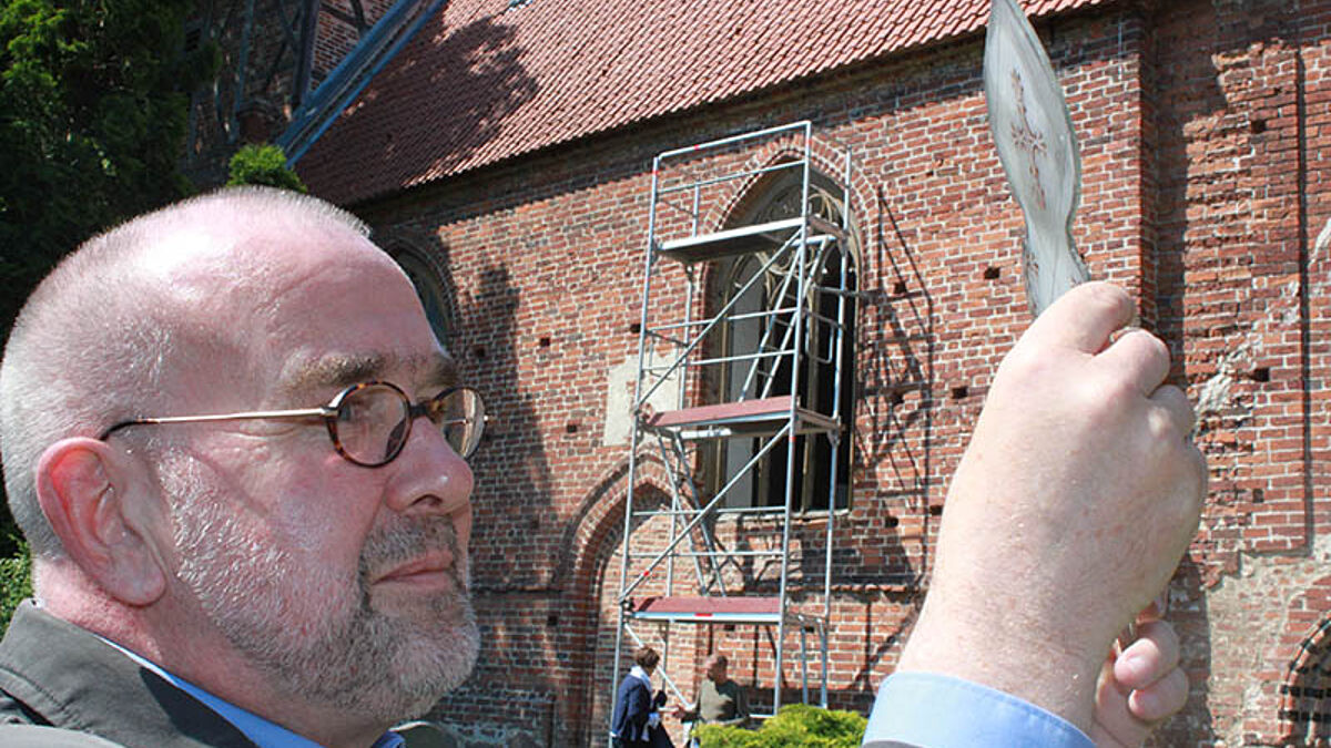 Reinhard Kuhl, Gemeindepastor im vorpommerschen Kartlow, ist auch auch Glasermeister. Hier begutachtet er die Fenster der Pfarrkirche von Neuenkirchen bei Greifswald