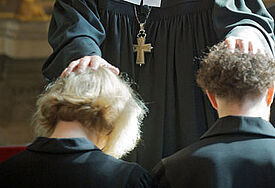 Einsegnung von Ordinanden - Den Theologinnen und Theologen wird mit der Ordination die Verantwortung übertragen, das Evangelium öffentlich zu verkündigen, Abendmahlsgottesdienste eigenständig zu leiten und zu taufen. (Symbolbild)