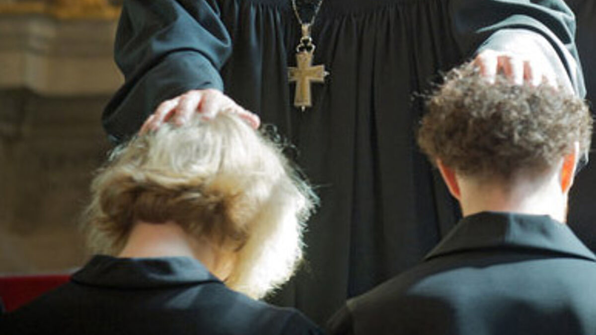 Einsegnung von Ordinanden - Den Theologinnen und Theologen wird mit der Ordination die Verantwortung übertragen, das Evangelium öffentlich zu verkündigen, Abendmahlsgottesdienste eigenständig zu leiten und zu taufen. (Symbolbild)