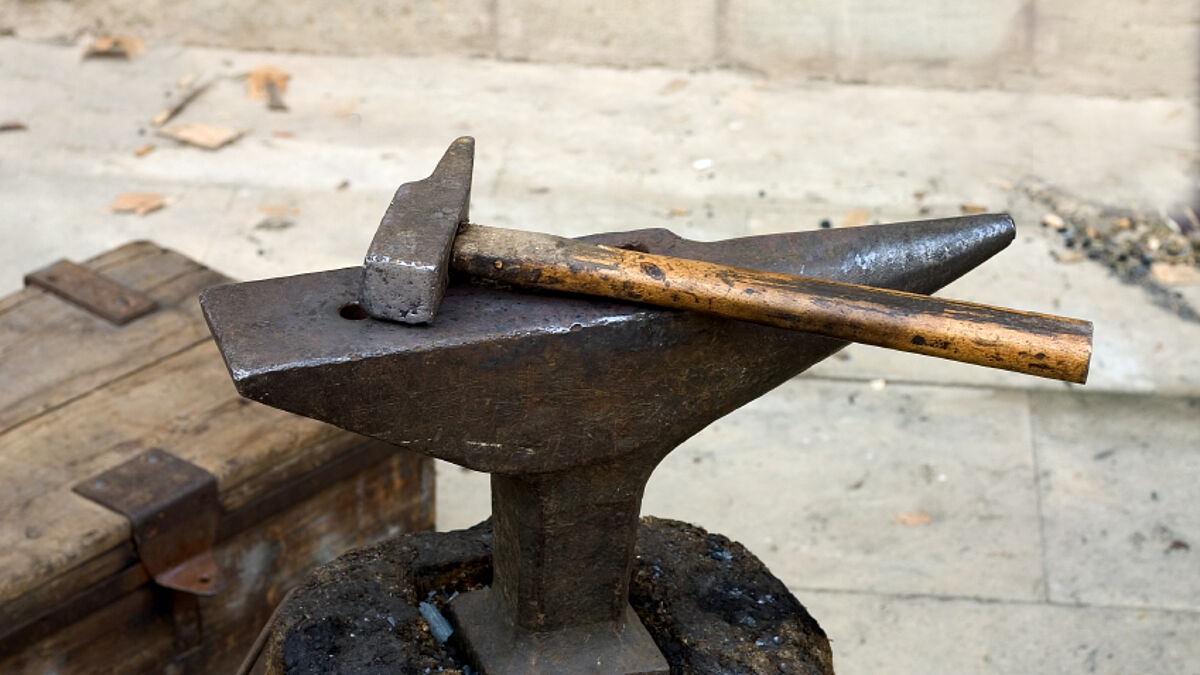Hammer und Amboss / Symbolbild (c) Lagui, iStockphoto