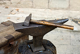 Hammer und Amboss / Symbolbild (c) Lagui, iStockphoto
