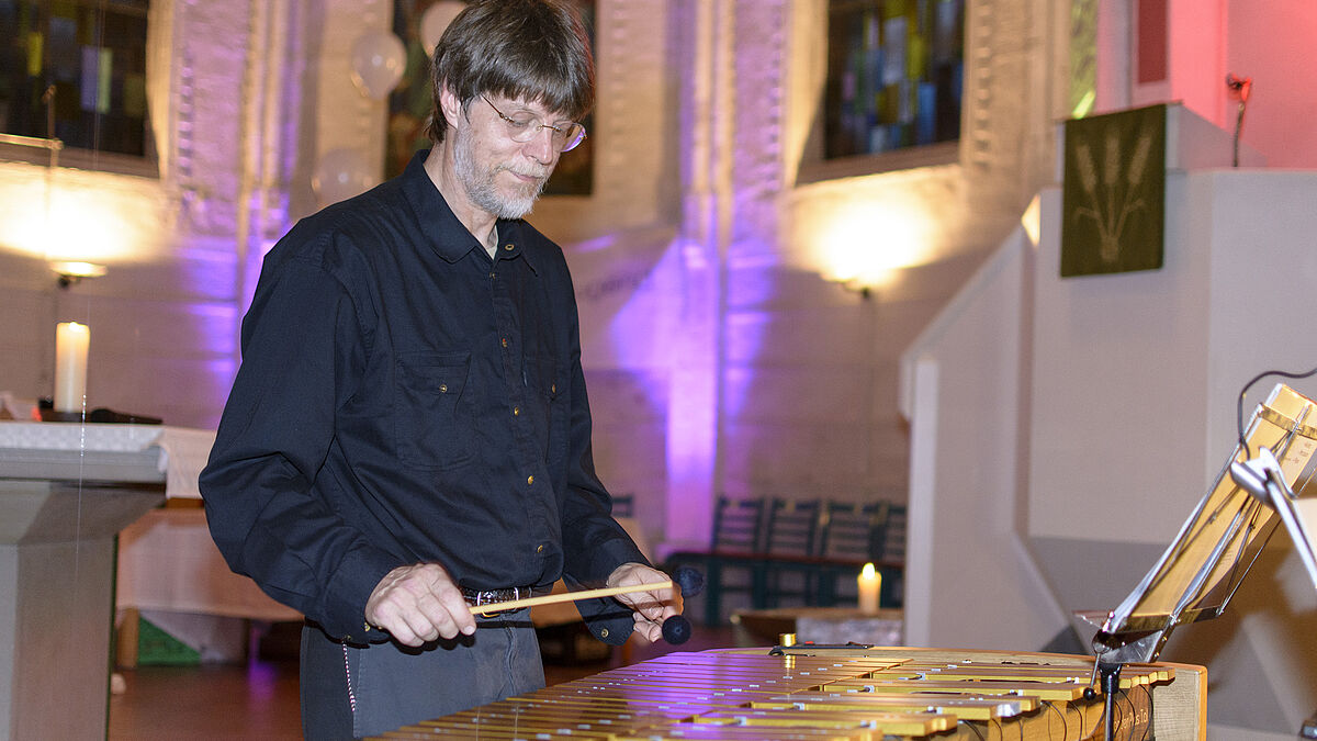 Das Duo Malechi Mallets lässt Klangteppiche durch die Kieler Jakobikirche schweben