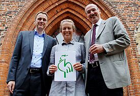 Sie unterstützen den "Grünen Hahn": Hagen von Massenbach (Verwaltungsleiter Kirchenkreis Rendsburg- Eckernförde, v.l.), Julia-Maria Hermann (Projektleiterin) und Propst Matthias Krüger.