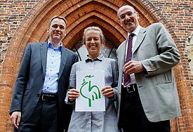Sie unterstützen den "Grünen Hahn": Hagen von Massenbach (Verwaltungsleiter Kirchenkreis Rendsburg- Eckernförde, v.l.), Julia-Maria Hermann (Projektleiterin) und Propst Matthias Krüger.