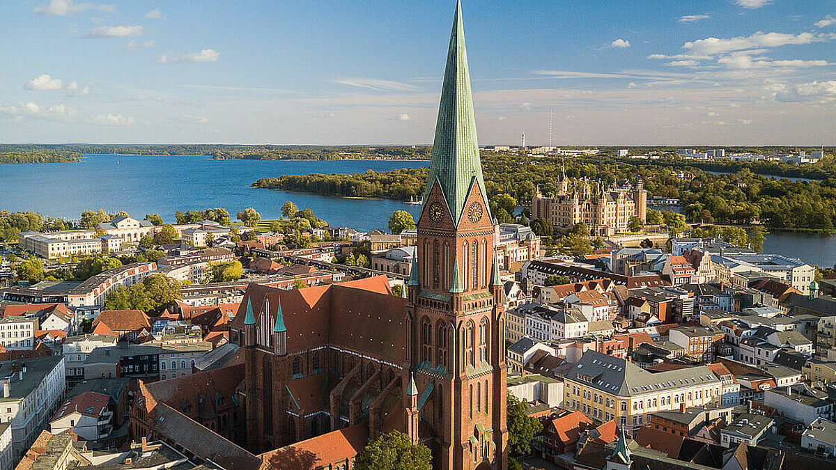 Im Schweriner Dom wurde Pfingsten ein Gottesdienst mit Landesbischöfin Kristina Kühnbaum-Schmidt gefeiert. 