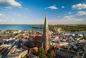 Luftaufnahme der Stadt Schwerin mit Dom und Schloß.
