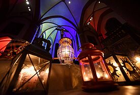 Das Friedenslicht aus Bethlehem leuchtet in der katholischen Kirche Herz Jesu in Lübeck.
