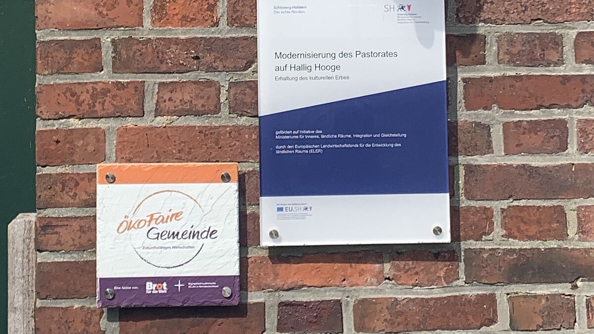 Zur Belohnung für mehr Klimaschutz gibt es für alle ausgezeichneten Gemeinden und Gemeindestandorte eine Plakette. "Kirche kann so ein Vorbild sein und die Plakette macht das sichtbar", sagt Koordinatorin Kirsten Hüttner. Und hier auf Hallig Hooge plant die Gemeinde auch Maßnahmen, um ihr Pastorat energetisch zu sanieren.