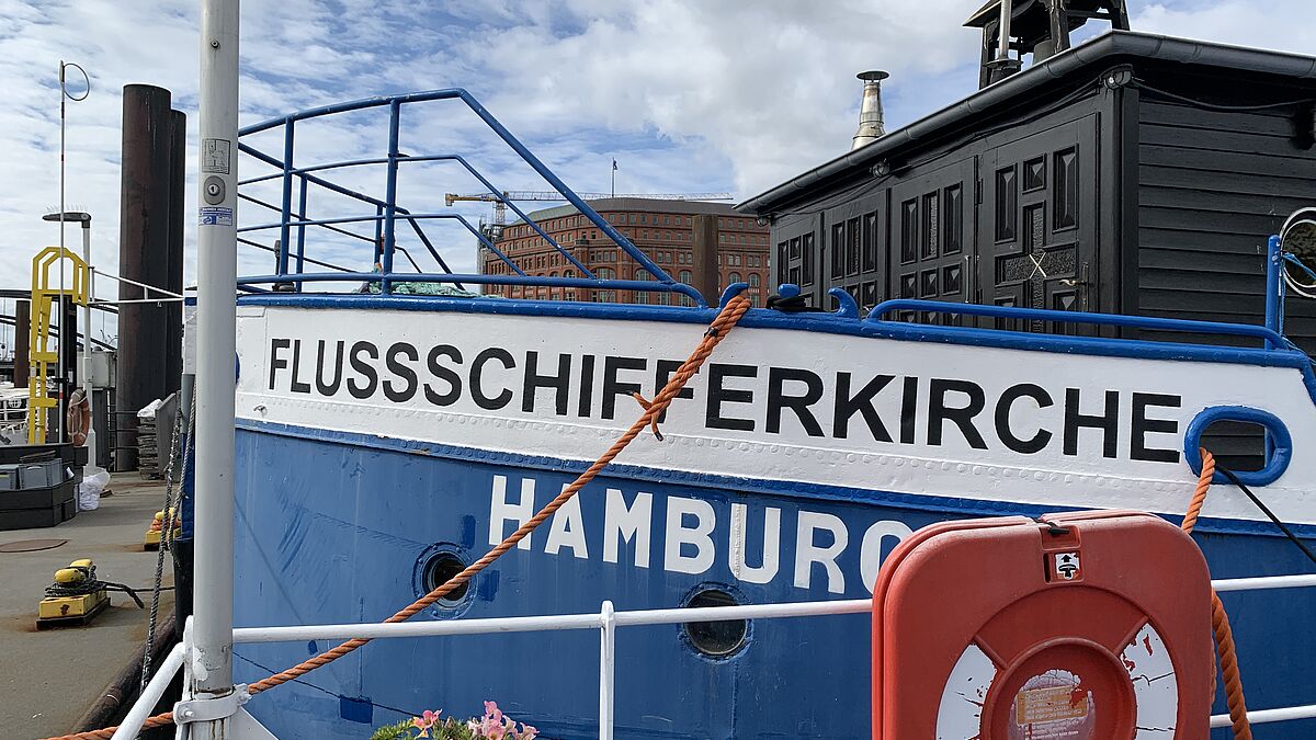Eine Kirche ohne feste Gemeinde: Die Flussschifferkirche ist ein ganz besonderer Ort. Wer sie besuchen möchte, hat dazu zum Beispiel bei der "Nacht der Kirchen" die Gelegenheit. Zweimal im Monat werden hier auch Gottesdienste gefeiert. 