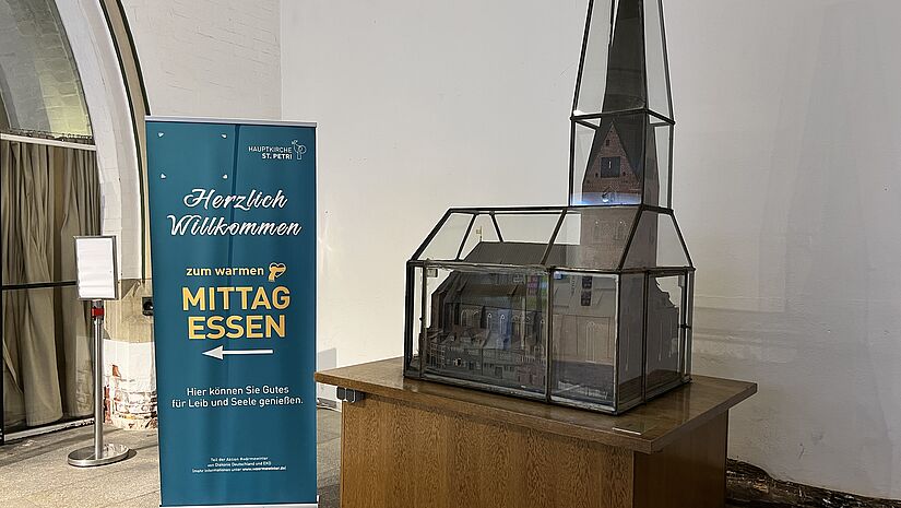 Aufsteller mit Hinweis zum Mittagsangebot in der offenen Kirche St. Petri 