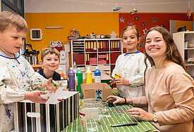 Hannes, Jan und Carlotta aus dem Kindergarten Schulensee finden Camila aus Uruguay klasse (v. l.). 