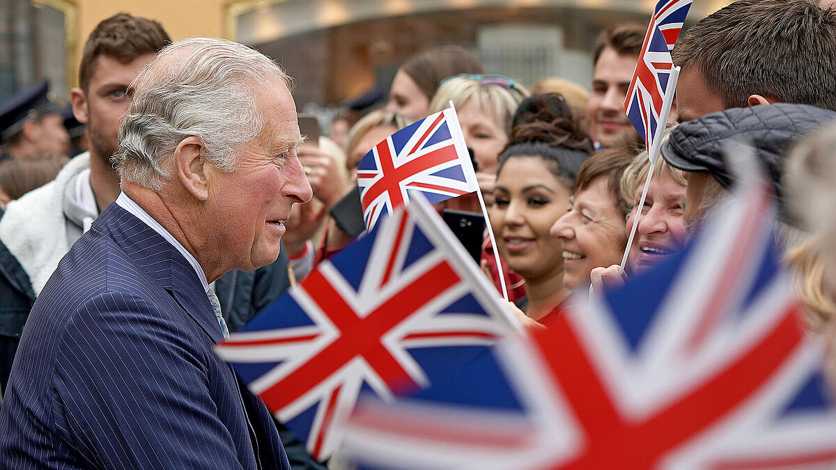 König Charles III (damals noch Prinz Charles) bei seinem Besuch in Leipzig 2019. Ende März 2023 ist er wieder in Deutschland und besucht unter anderem das Mahnmal St. Nikolai in Hamburg. 