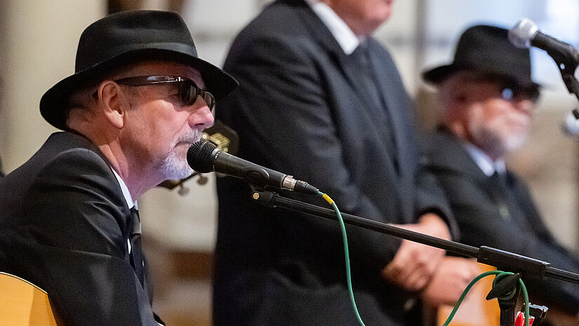 Die St. Jürgen Blues Band sorgte zum Abschluss des Sommerempfangs für eine mitreißende Atmosphäre und begeisterte das Publikum mit Rock- und Bluesklassikern.