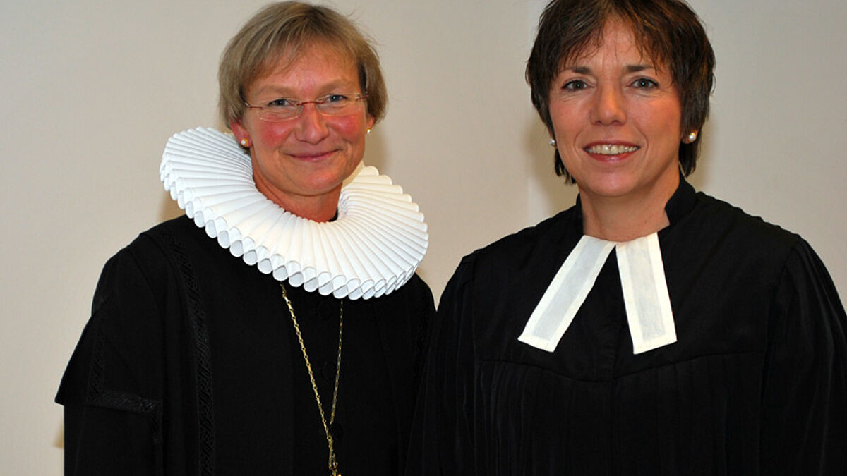 Bischöfin Kirsten Fehrs (links) und Prof. Margot Käßmman bei der Eröffnung der Ökumenischen Friedensdekade 2012