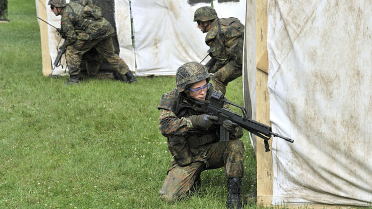Der evangelische Militärdekan Armin Wenzel fordert gesellschaftliche Auseinandersetzung mit Bundeswehreinsätzen (Symbolbild).