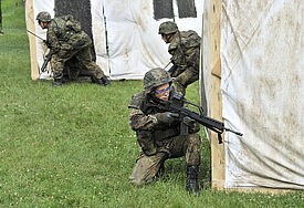 Soldaten bei einer Übung (epd Archiv 2011, Symbolbild).