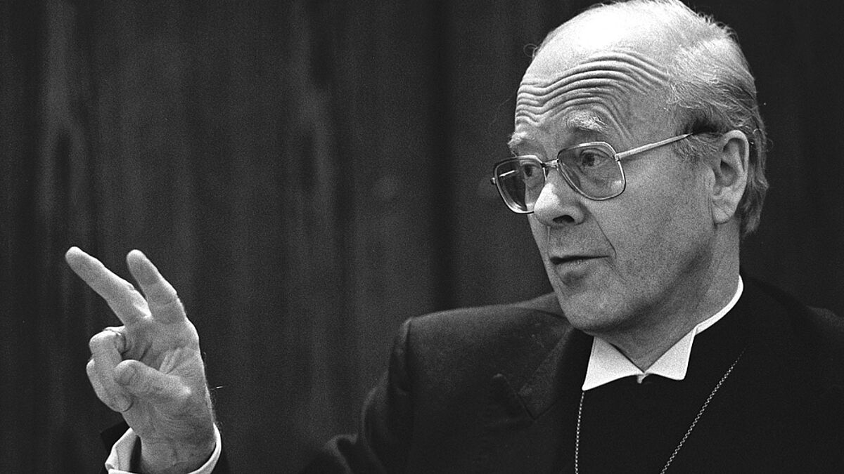 Eduard Lohse führte die EKD sechs Jahre lang. Das Foto zeigt ihn im November 1985 auf seiner letzten Synode als EKD-Ratsvorsitzender