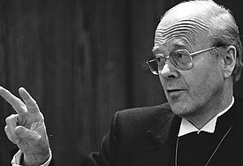 Eduard Lohse führte die EKD sechs Jahre lang. Das Foto zeigt ihn im November 1985 auf seiner letzten Synode als EKD-Ratsvorsitzender