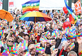 Unter dem Motto "Hamburg bekennt Farbe" hatten schon 2012 rund 10.000 Menschen auf dem Rathausmarkt gegen Rechtsextremismus demonstriert
