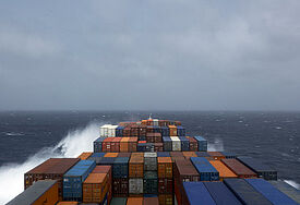 Ein Containerschiff auf offener See bei leichtem Seegang