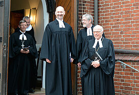 Mit sichtbarer Freude zog Pastor Andreas Kalkowski (51 Jahre) am 27. April 2016 aus der Ricklinger Kirche aus. Er ist der neue Direktor des Landesvereins für Innere Mission in Schleswig-Holstein. An seiner Seite: Vorgänger Pastor Rüdiger Gilde (66 Jahre) und Landesbischof Gerhard Ulrich.
