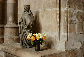 Darstellung des "Rosenwunders" mit der Heiligen Elisabeth in der Elisabethkirche in Marburg. In der Legende des Rosenwunders wird die Mildtätigkeit und Heiligkeit Elisabeths von Thüringen (1207-1231) und ihre Zuwendung zu den Armen und zur Armut ausgeschmückt