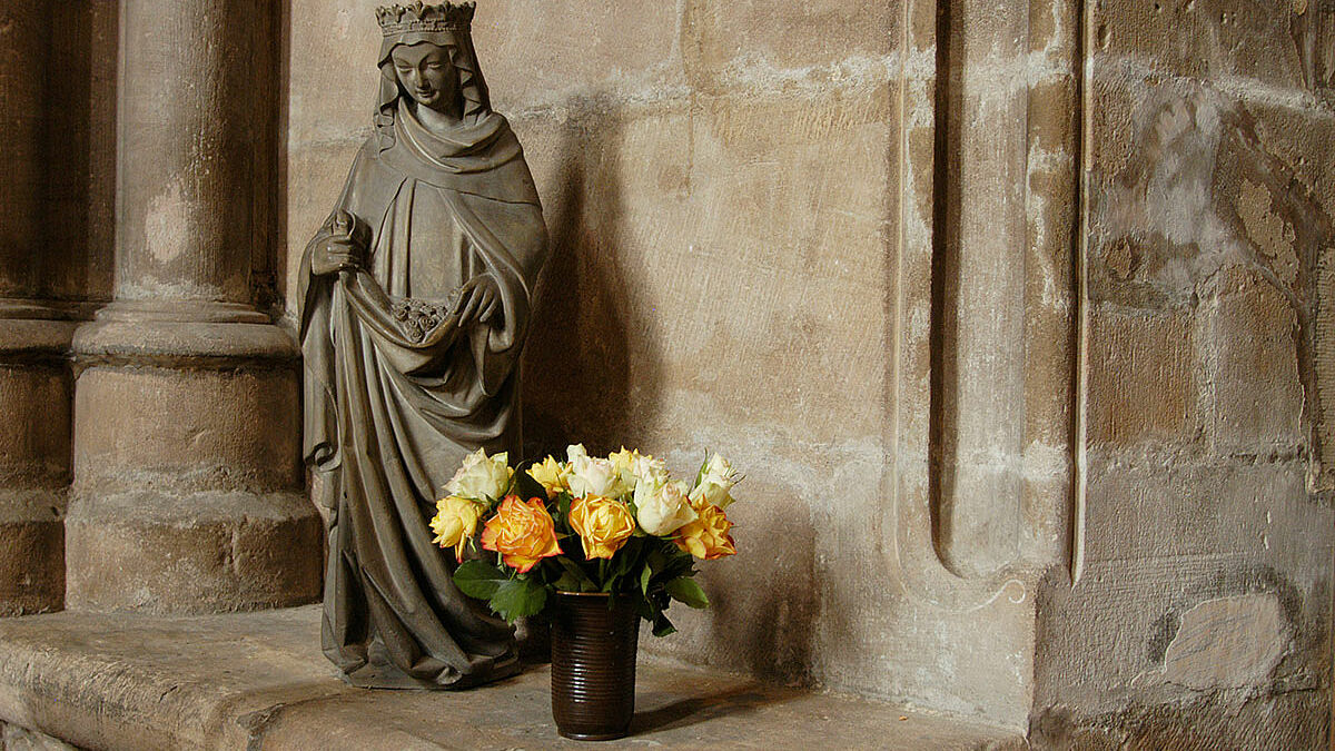 Darstellung des "Rosenwunders" mit der Heiligen Elisabeth in der Elisabethkirche in Marburg. In der Legende des Rosenwunders wird die Mildtätigkeit und Heiligkeit Elisabeths von Thüringen (1207-1231) und ihre Zuwendung zu den Armen und zur Armut ausgeschmückt