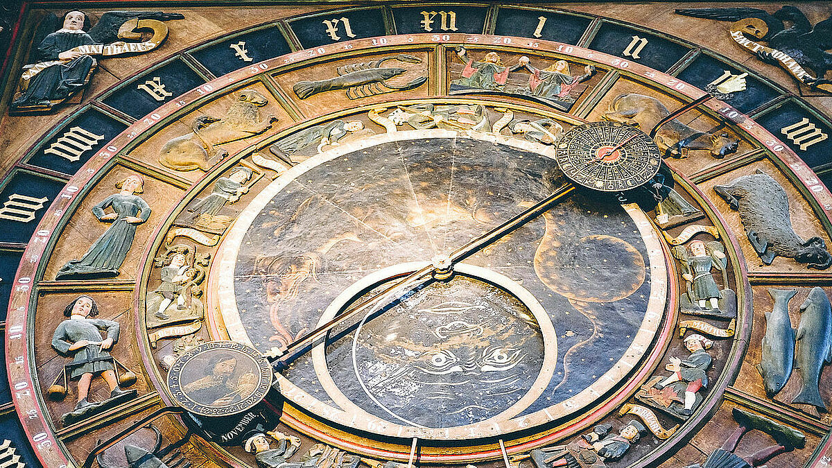 Die Uhr ist ein einzigartiges Meisterwerk mittelalterlicher Technik. Seit über 500 Jahren tickt sie ohne Motor und ohne Strom, rein mechanisch. Jeden Morgen um 6 Uhr werden die fünf mechanischen Uhrwerke per Hand aufgezogen. Bis heute läuft ihr Uhrwerk aus dem Jahr 1472 so präzise wie damals.