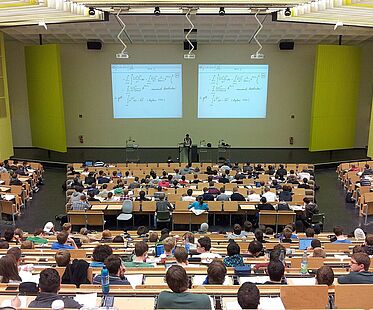 Blick in den Hörsaal einer Universität