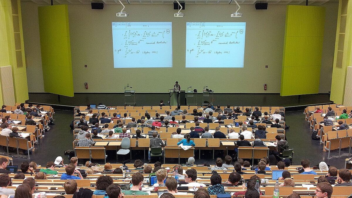 Blick in den Hörsaal einer Universität: Hier verbringen Studierende täglich viele Stunden.
