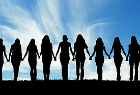 Frauensilhouetten vor blauem Himmel 