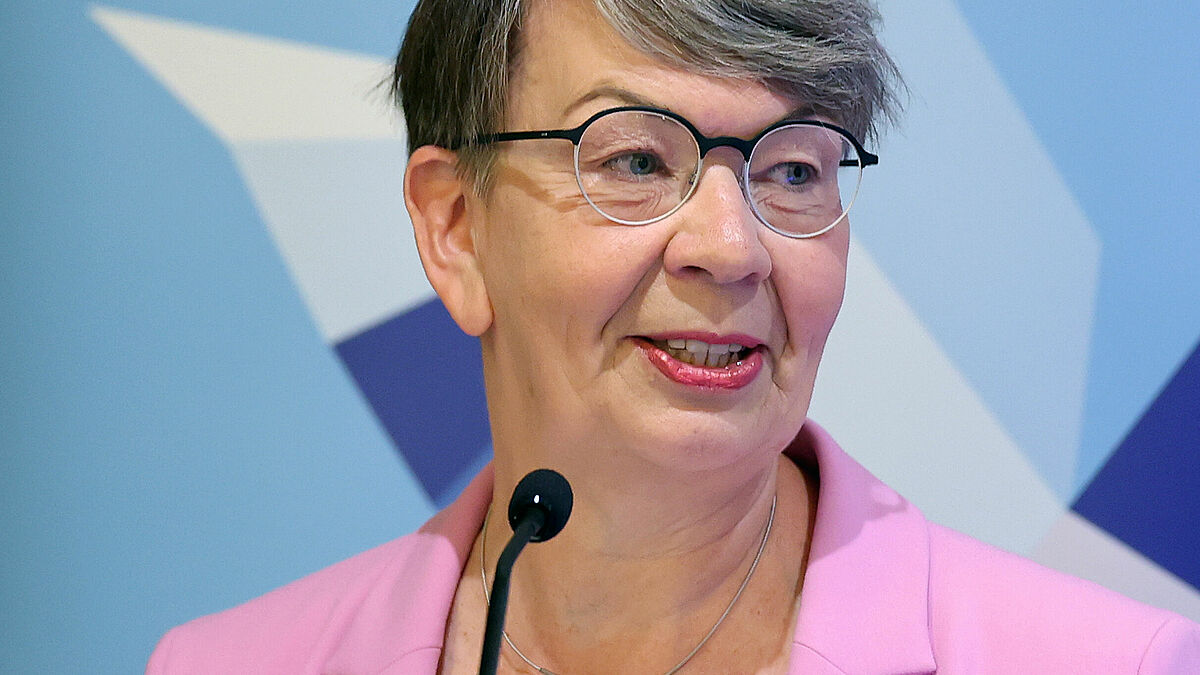 Landesbischöfin Kristina Kühnbaum-Schmidt feiert am Pfingstmontag, dass die Nordkirche zusammengewachsen ist. Das Bild entstand auf der Sondersynode der Nordkirche zum Thema Frieden im Mai 2022. 